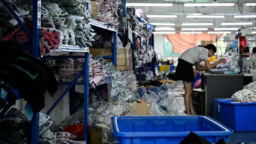 18.jul.2022 - Trabalhadora em uma fábrica de roupas que fornece para a SHEIN, na província de Guangdong, no sul da China.