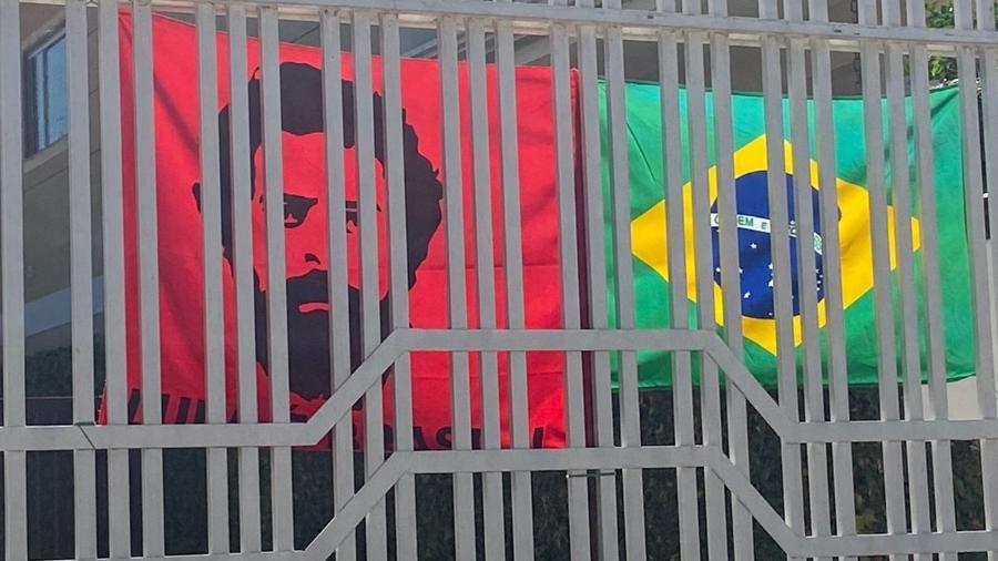Bandeira com a imagem de Lula (PT) ao lado da do Brasil em casa do condomínio Solar de Brasília, onde vive o ex-presidente Jair Bolsonaro (PL) - Marina Sabino/UOL