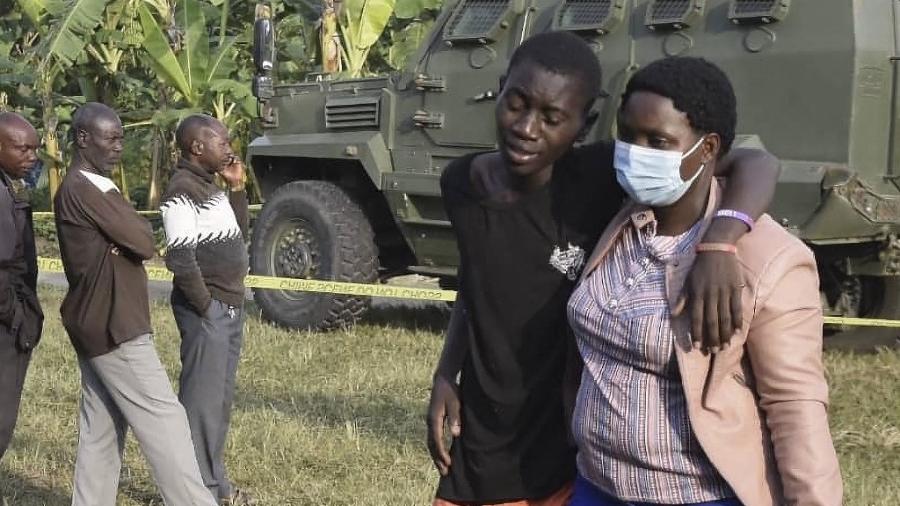 Famílias em choque após ataque jihadista a escola de Uganda. Pelo menos 37 pessoas, a maioria estudantes, foram mortas por um grupo ligado ao Estado Islâmico - AFP