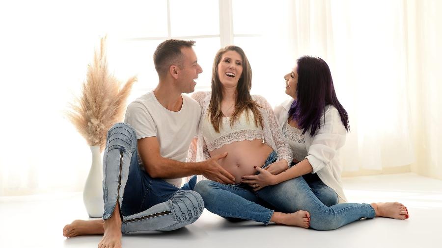 Denis, Keterlin (ao centro) e Letícia aguardam com ansiedade a chegada do primeiro filho do trisal