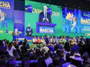 Vaiado por prefeitos, Lula pede urgência na desoneração dos municípios