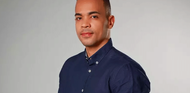 O jornalista Diego Sarza, apresentador do UOL News.