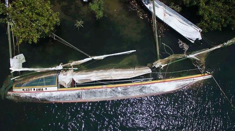 Canoa de Tolda Luzitânia alagada pelas águas do São Francisco em 2022