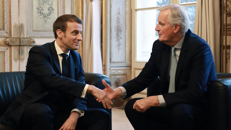 O presidente da França, Emmanuel Macron, cumprimenta Michel Barnier, em foto de 31 de janeiro de 2020  - Ludovic Marin/AFP