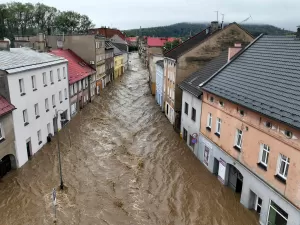 Tempestade Boris causa alagamentos, trava trens e deixa mortos na Europa