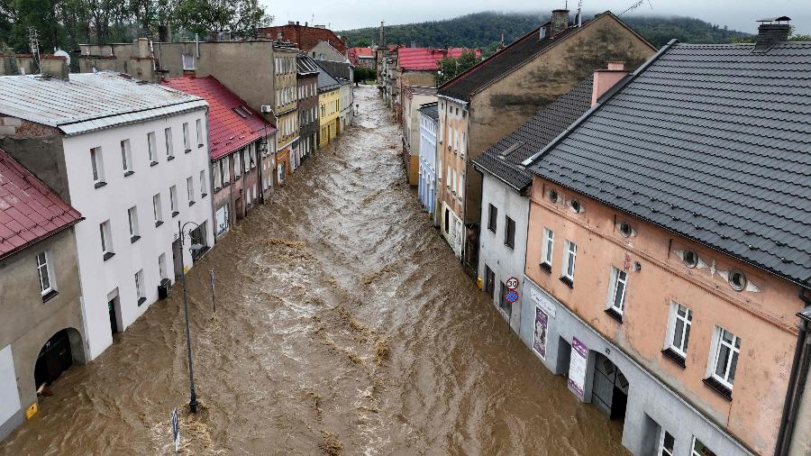 Vista das ruas inundadas em Glucholazy, sul da Polônia, em 15 de setembro de 2024