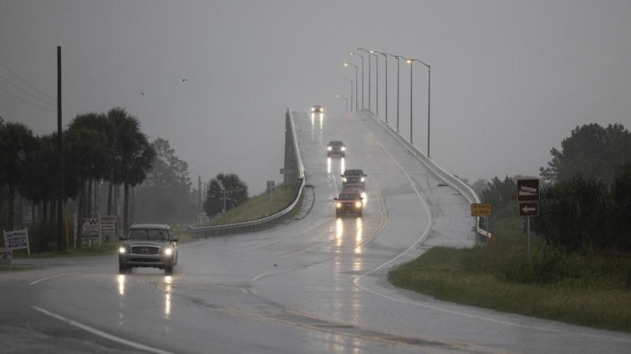 Carros passam pela Ponte George G. Tapper antes da chegada do Furacão Helene em Port Saint Joe, Flórida, em 26 de setembro de 2024