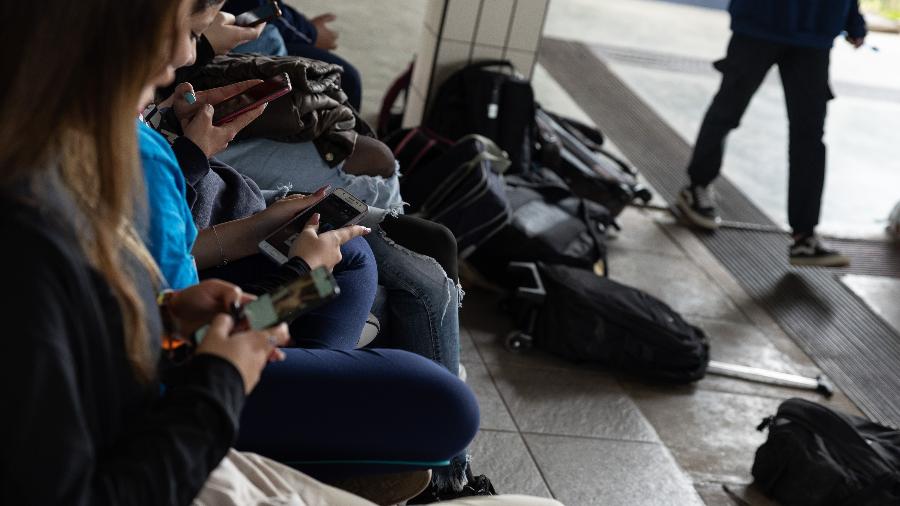 Estudantes serão proibidos de usar celular durante as aulas e os intervalos