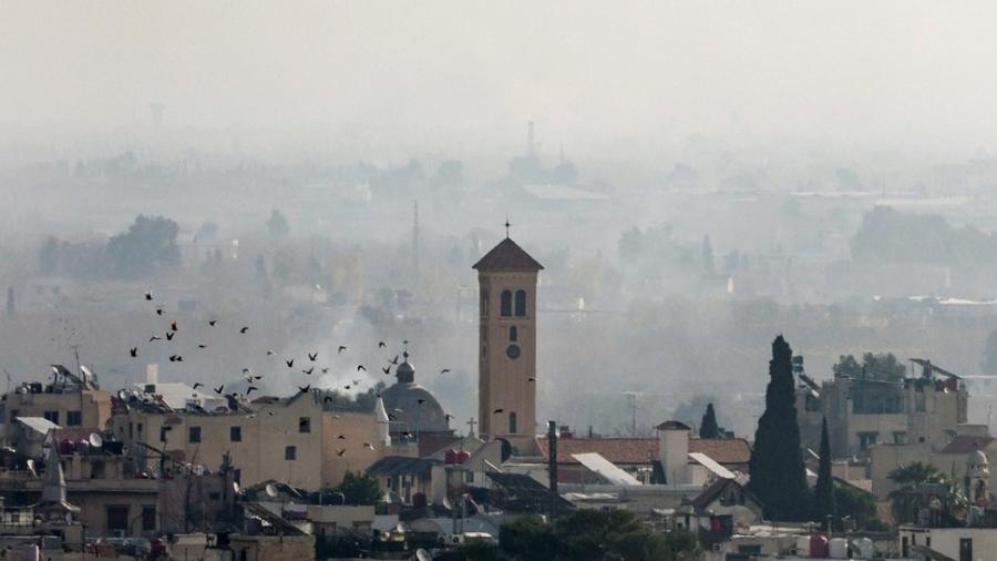 Pássaros voam durante bombardeio em Damasco, na Síria