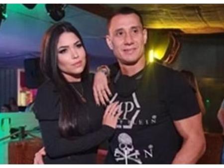 Danielle ao lado do policial Rogério, com quem é casada - Reprodução