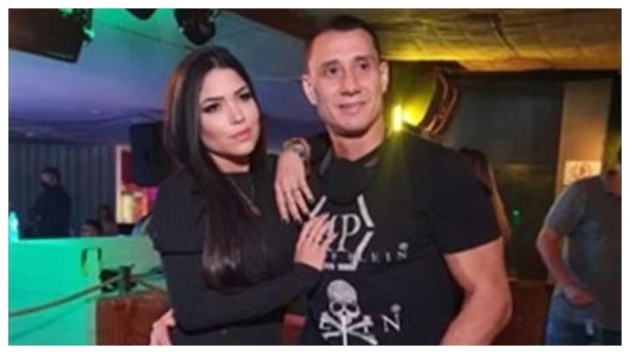 Foragida da Justiça, Danielle Bezerra dos Santos, 29, ao lado do policial civil Rogério de Almeida Felício, 46, um dos delatados por Antônio Gritzbach, 38 Foragida da Justiça, Danielle Bezerra dos Santos, 29, ao lado do policial civil Rogério de Almeida Felício, 46, um dos delatados por Antônio Gritzbach, 38