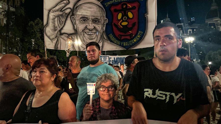 Argentinos fazem marcha em homenagem ao papa Francisco, que está internado em Roma Argentinos fazem marcha em homenagem ao papa Francisco, que está internado em Roma
