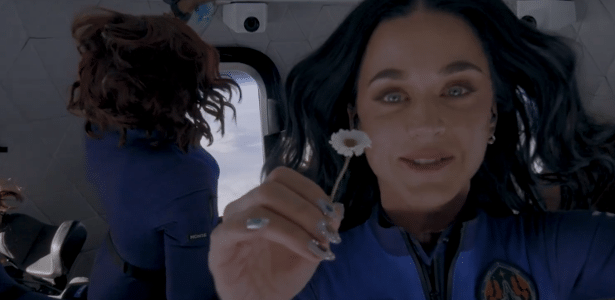 Katy Perry flutua no espaço durante viagem em foguete: 'Conectada ao amor'