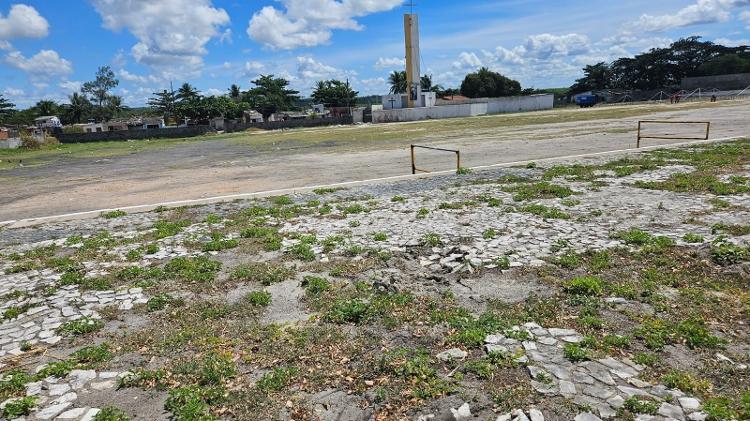 Área no entorno do papódromo tem calçada quebrada Área no entorno do papódromo tem calçada quebrada
