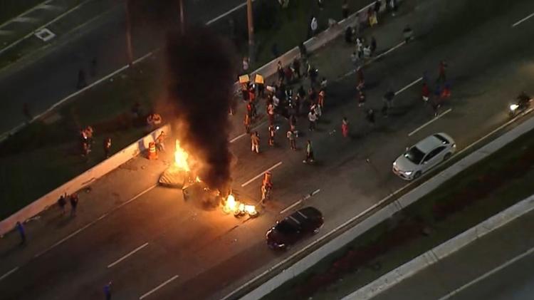 Protesto começou antes de o sol nascer, perto do Cebolão, na zona oeste de São Paulo Protesto começou antes de o sol nascer, perto do Cebolão, na zona oeste de São Paulo