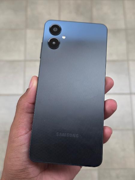 Galaxy A06 5G traz uma textura em listras na parte traseira Galaxy A06 5G traz uma textura em listras na parte traseira