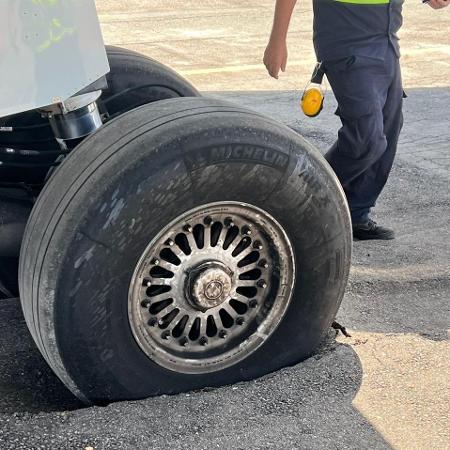 22.jun.2025 - Roda de trem de pouso de avião da Azul atolada no pátio do aeroporto de Fernando de Noronha 22.jun.2025 - Roda de trem de pouso de avião da Azul atolada no pátio do aeroporto de Fernando de Noronha