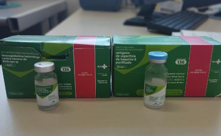 Foto mostra os frascos do antídoto e da vacina para hepatite B Foto mostra os frascos do antídoto e da vacina para hepatite B