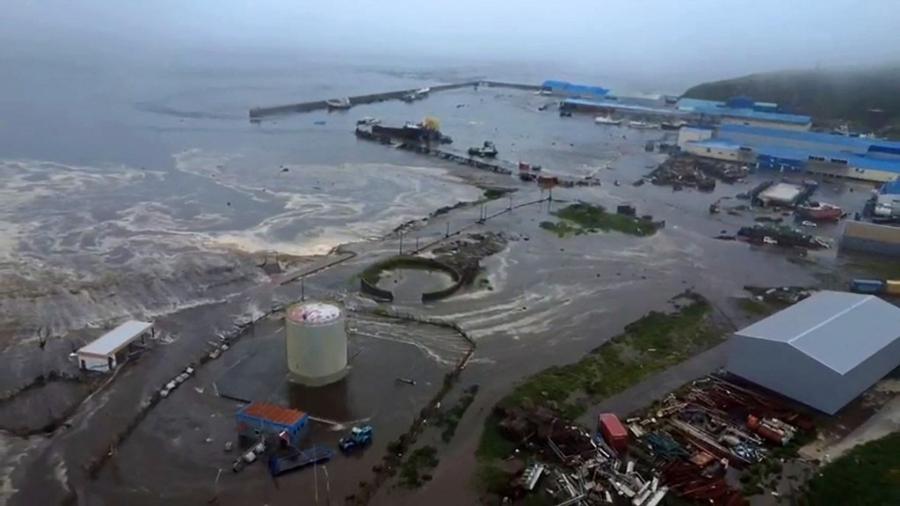 Onda de tsunami inunda a cidade russa de Severo-Kurilsk, nas ilhas Curilas, na Rússia Onda de tsunami inunda a cidade russa de Severo-Kurilsk, nas ilhas Curilas, na Rússia