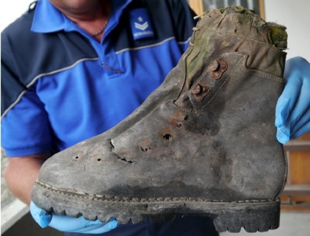 Policial mostra sapato achado em setembro 2014 perto da montanha Matterhorn - Reuters