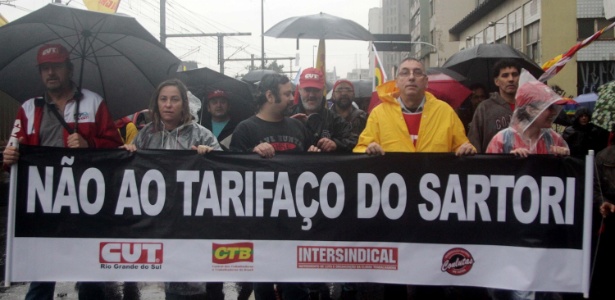 Servidores estaduais bloquearam a avenida da Legalidade, em Porto Alegre (RS), em protesto contra o projeto de ampliação da alíquota de ICMS - José Carlos Daves/Futura Press/Estadão Conteúdo
