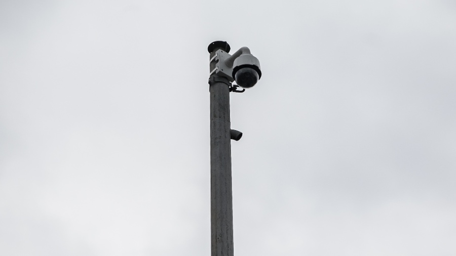 Câmera de monitoramento de trânsito na Radial Leste, na capital paulista; equipamento pode ser usado para aplicar multas - Bruno Poletti/Folhapress
