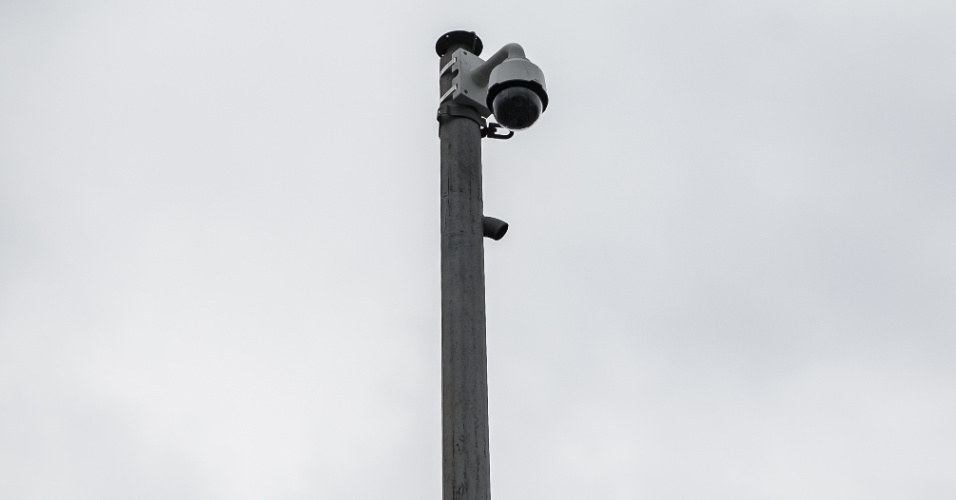 5.out.2015 - Câmera de monitoramento de trânsito na Radial Leste, na zona leste de São Paulo, que ficou meses quebrada e foi recentemente consertada