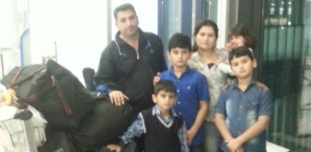 A família de Hassan Abdo Ahmad (esq) e Gulistan Shaho vive há um mês no aeroporto de Sheremetyevo, em Moscou (Rússia) - Arquivo pessoal