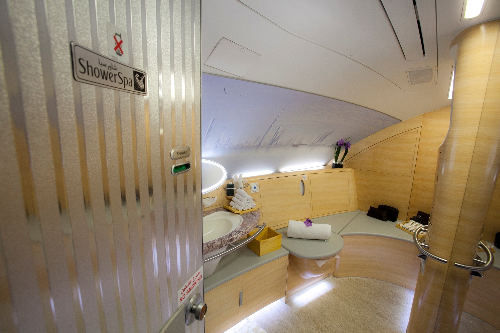 Sim, o A380 da Emirates tem chuveiro para os passageiros da primeira classe. A área é chamada de Shower Spa. - Lucas Lima/UOL