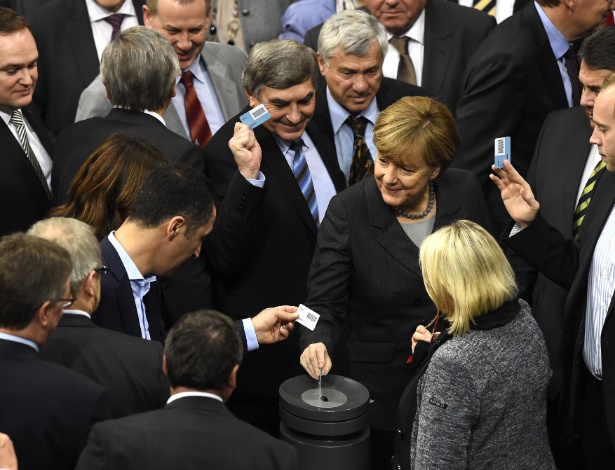 4.nov.2015 - A chanceler Angela Merkel durante votação no Parlamento sobre a participação da Alemanha na campanha militar na Síria contra o Estado Islâmico