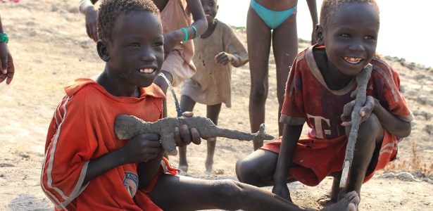 Crianças brincam com armas feitas de argila no Sudão do Sul - Nicholas Kristof/The New York Times