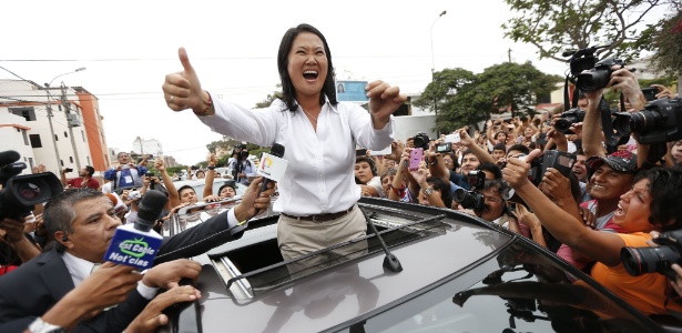 Keiko Fujimori, filha do ex-presidente Alberto Fujimori (preso por violações contra os direitos humanos), sai na frente no 1º turno da disputa presidencial