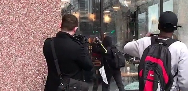 Manifestantes quebram lojas e causam distúrbios em protesto em Washington - Reprodução/YouTube