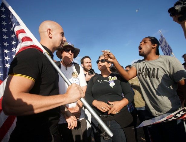 Benitez enfrenta ativista durante manifestação do "America First" em Laguna Beach - Sandy Huffaker/Reuters