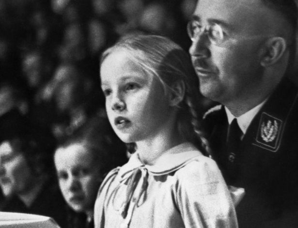 Gudrun Burwitz fotografada com seu pai, Heinrich Himmler, em 1938; ele era um dos homens de confiança de Hitler - Getty Images