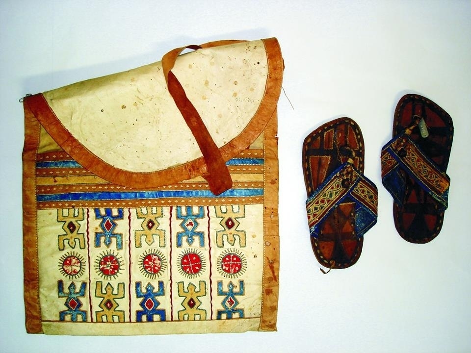 Bolsa e sandálias Daomé | Exposição permanente Kumbukumbu - África, memória e Patrimônio - Divulgação/Museu Nacional
