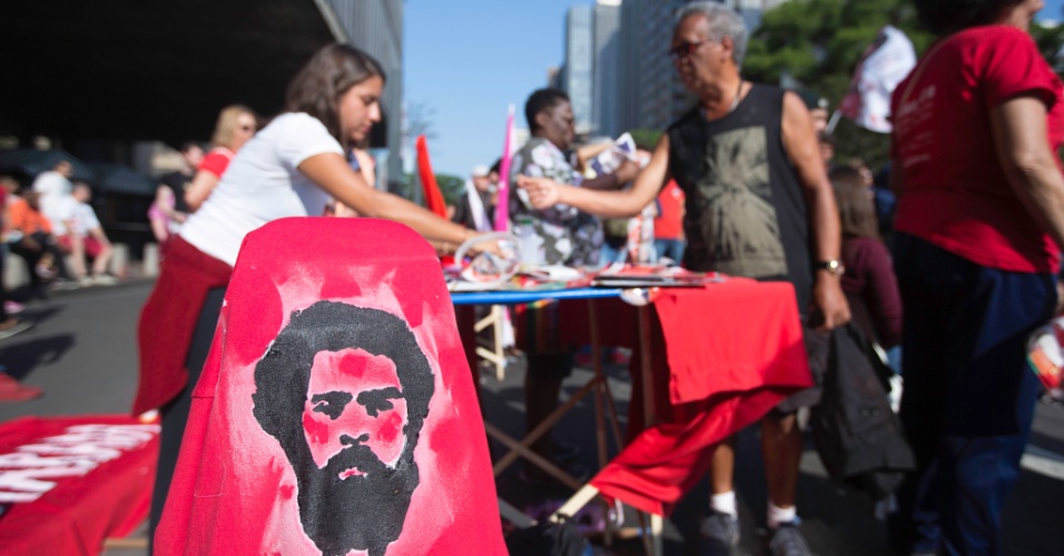9.set.2018 - Apoiadores e simpatizantes do ex-presidente Lula fizaram ato de apoio à chapa do Partido dos Trabalhadores na Avenida Paulista, na tarde deste domingo (09