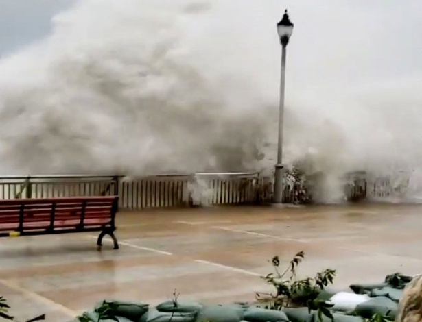 Ondas fortes atingem costa de Hong Kong como consequência do tufão Mangkhut - Instagram/@BlockChainMiTV via Reuters