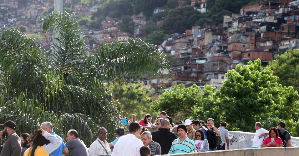 Fila se forma em uma das zonas eleitorais do Rio de Janeiro