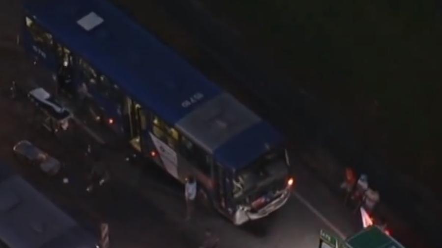 22.jan.2019 - Acidente entre ônibus e caminhão deixa feridos na rodovia Régis Bittencourt - Reprodução/TV Record
