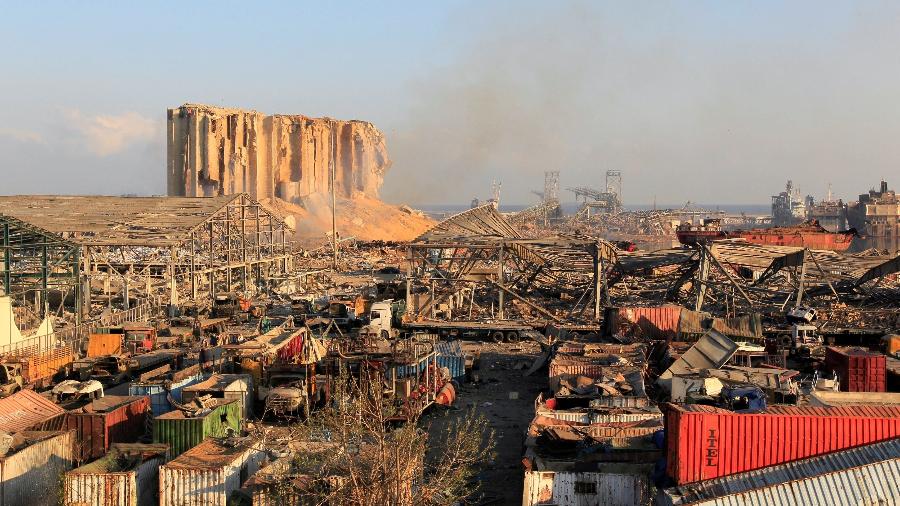 5.ago.2020 - Foto tirada um dia após explosão no porto de Beirute mostra restos de cimento e aço em uma grande extensão - AZIZ TAHER/REUTERS