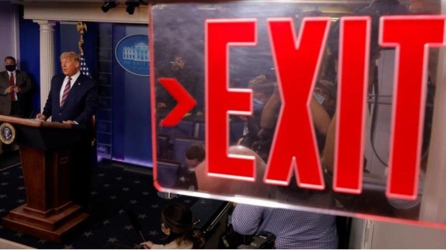 Trump faz discurso golpista; em destaque, a indicação "Exit" - Carlos Barria/Reuters