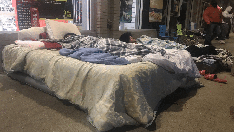 Fãs desesperados para garantir o console recém-lançado levaram camas de casa para dormir em frente a loja - Reprodução/Twitter/@eugenedanielTV