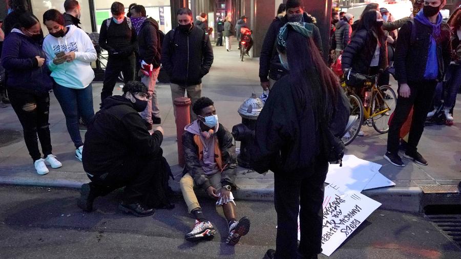 11.dez.2020 - Homem teve perna enfaixada depois que um carro atropelou vários manifestantes do Black Lives Matter em Nova York - Timothy A. Clary/AFP