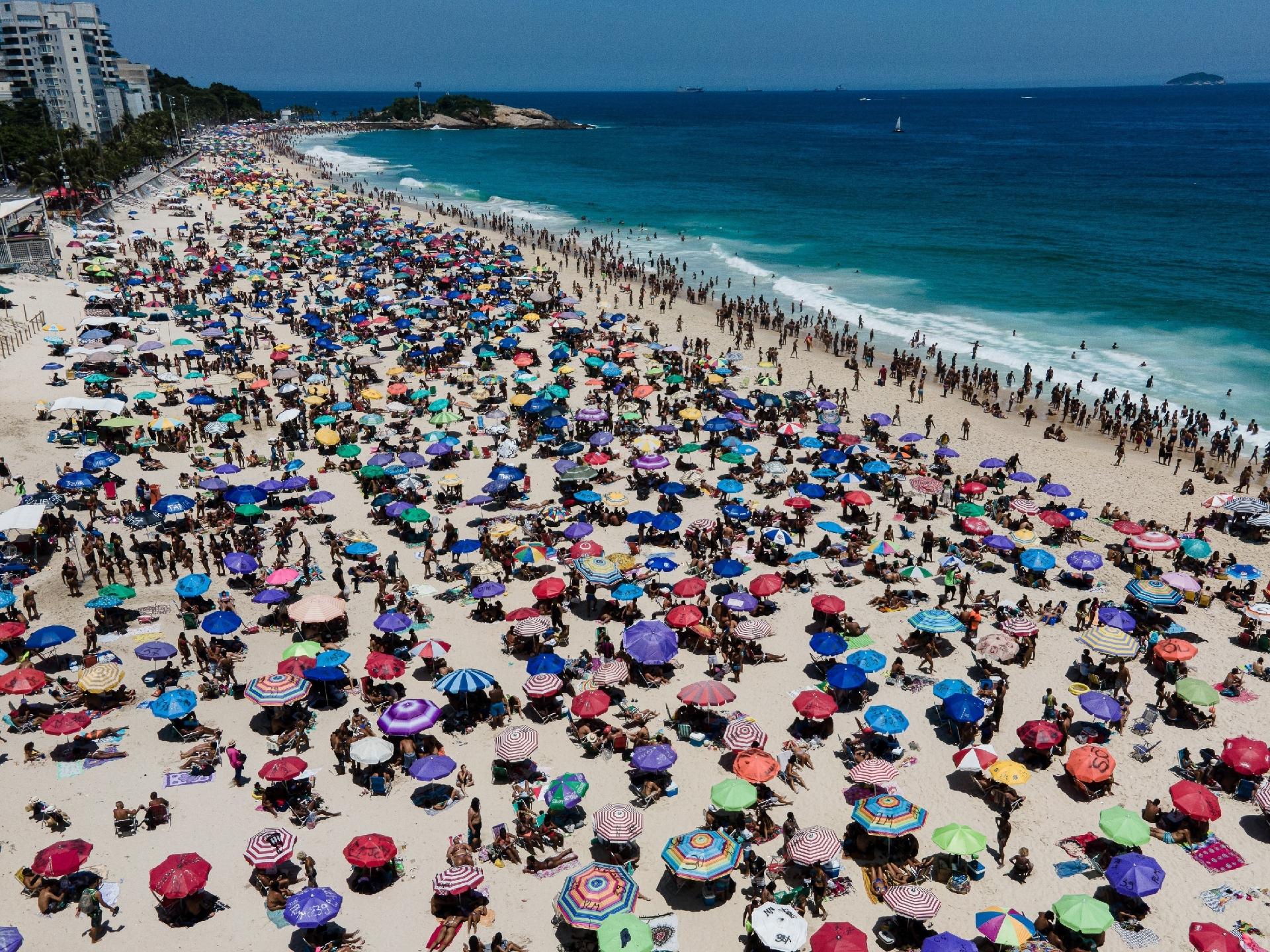Banhistas aproveitam feriado e lotam praias no Rio de Janeiro