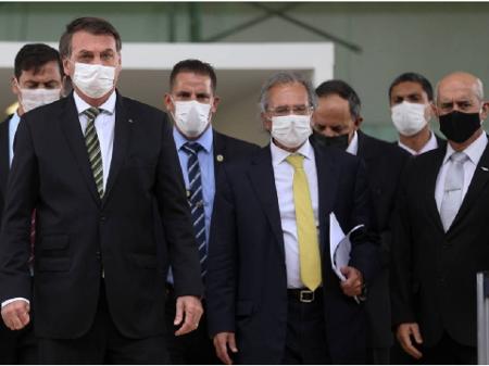 Em primeiro plano, Jair Bolsonaro, Paulo Guedes e Luiz Eduardo Ramos após visita surpresa ao STF, no dia 7 de maio do ano passado. Discurso não mudou. Mas o número de mortos cresceu 4.533% - Pedro Ladeira/Folhapress