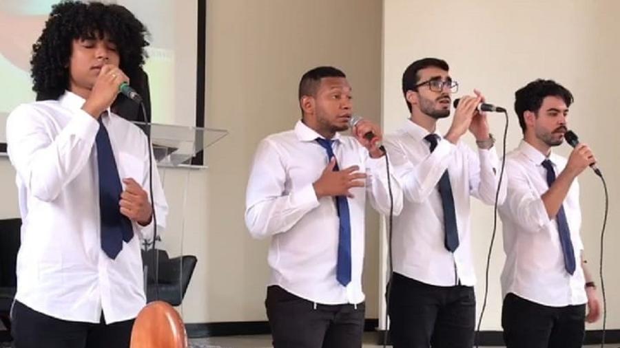 Pedro (à esquerda) foi impedido de cantar em Igreja por conta do cabelo - Divulgação