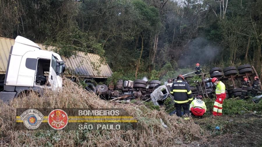 Colisão entre carretas deixou um morto na rodovia Anchieta, em São Paulo, no sentido litoral - Corpo de Bombeiros de São Paulo