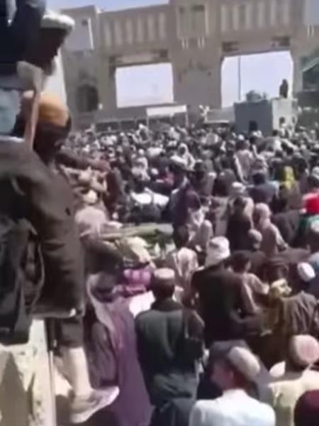 27.ago.2021 - Vídeo mostra multidão de refugiados que tentam deixar Afeganistão - Reprodução / Instagram