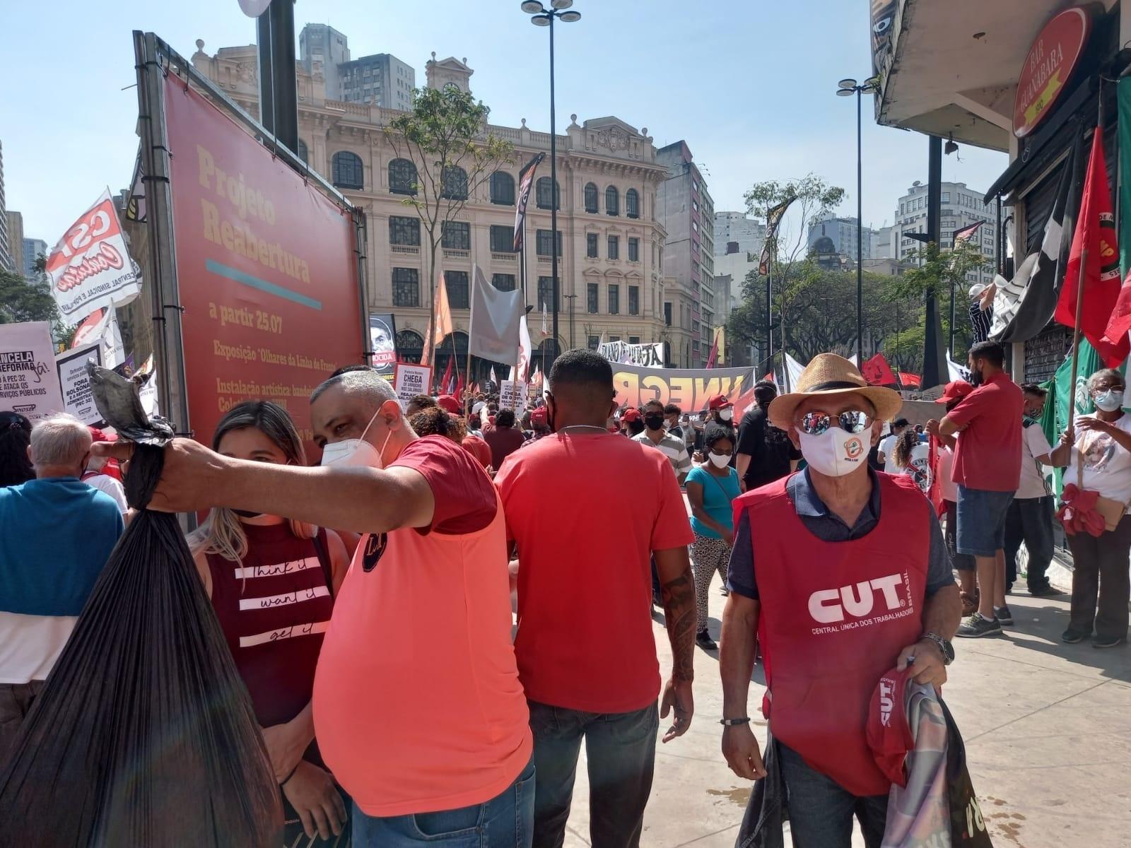 7.set.2021 - Com sol forte e sem árvores no entorno após a reforma do Vale do Anhangabaú, manifestantes contra Bolsonaro disputam marquises e pontos de sombra - Juliana Arreguy/UOL